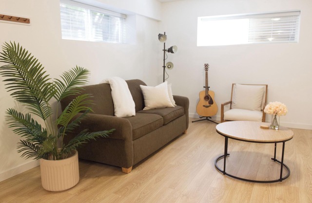 Private 1 Bedroom Suite Near Fort Langley