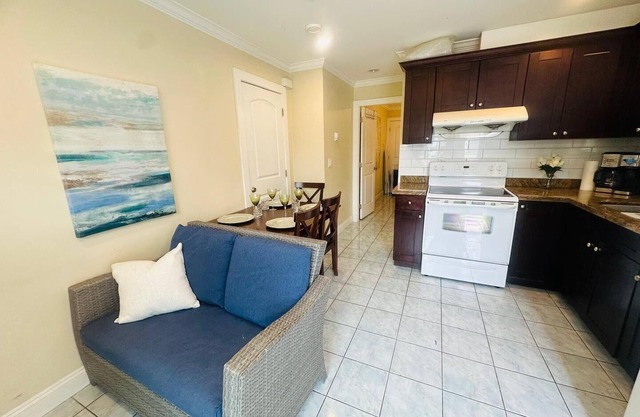 Private 1BR Guest Suite close to Main St