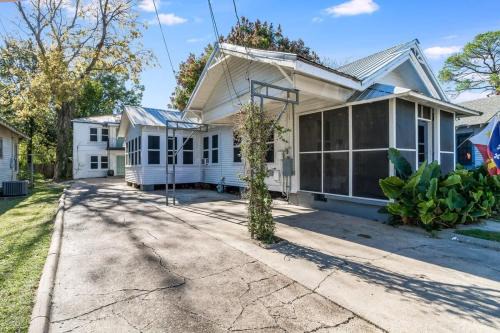Private 1BR Suite Walk to Downtown Lafayette