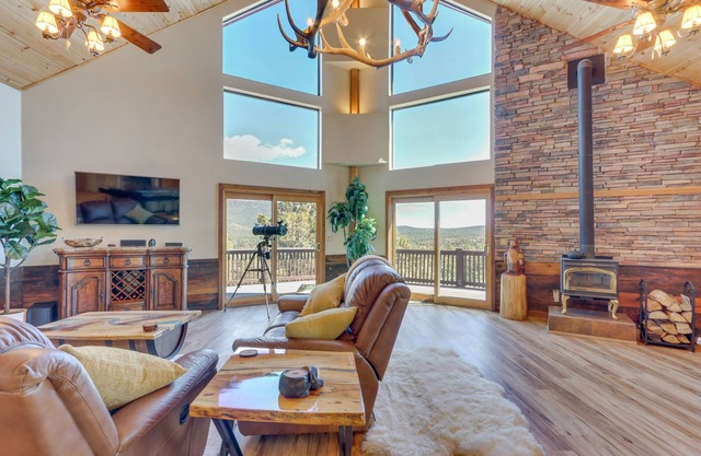 Private 2.5Acres, Firepit, Trails, BBQ, Lg Deck, Cozy