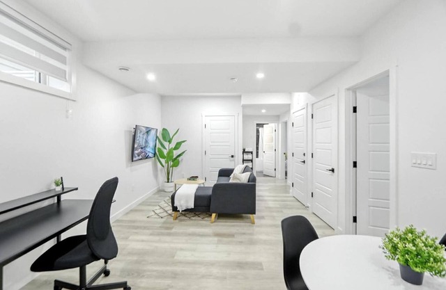Private 2 Bed 1 Bath Basement Suite in SW Calgary | Banff Access