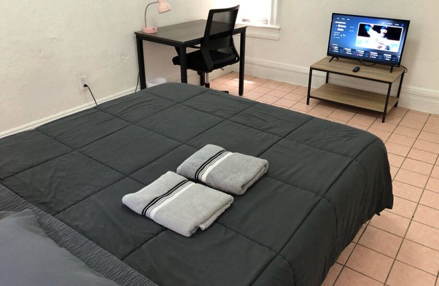 Private 2-bedroom apartment and New York City Manhattan only 15 mins away