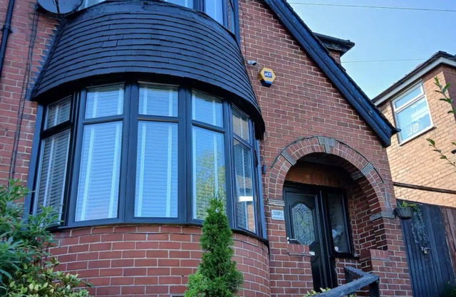 Private 2 Bedroom homely home including garden and excellent transport