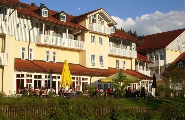 Private 27 m² double room in the Ahornhof, free use of pool+bath+sauna