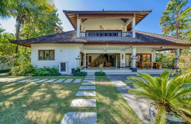 Private 2BR Villa w/ Pool & Gym Near Amed Beach