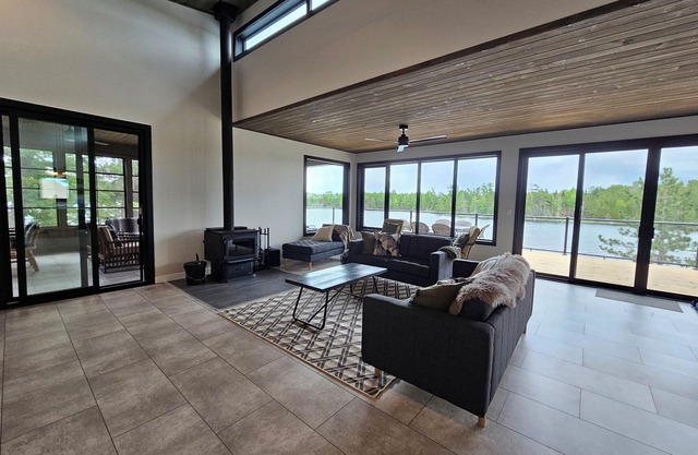 Privado 3. 5 Acre Island en el Lago de los Bosques
