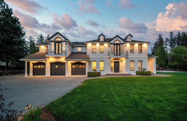 Private 3-Acre Luxury Estate w/ HotTub & Chef Kitchen in Beautiful Happy Valley