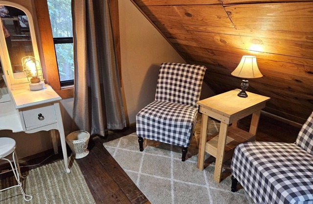 Private 3-bed open cabin in peaceful Everton with WiFi, AC