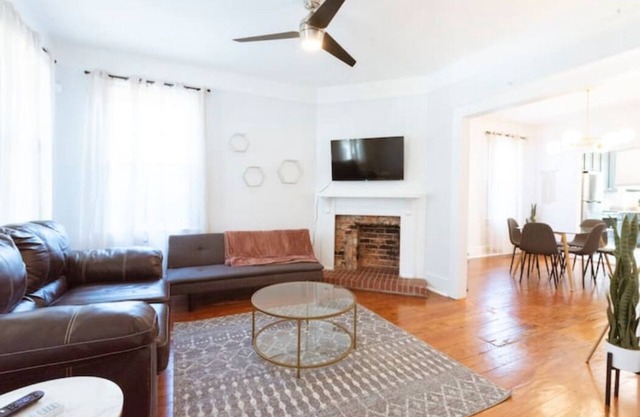 Private 3-unit Triplex w/ 9BDRS ★ Starland District ★ Great for Family Reunions