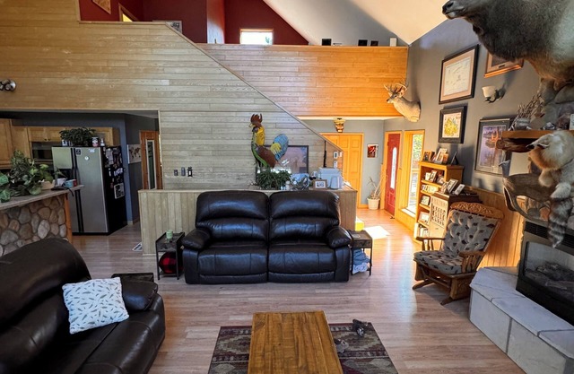 Private 3bdrm Home 1/4 mile from Vermilion w/ Sauna/Log Bar/Attached Garage