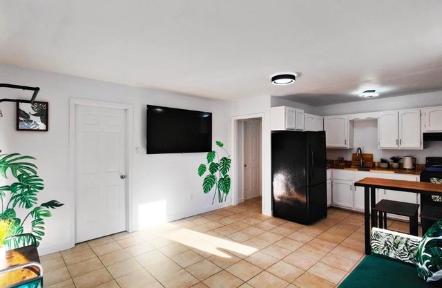 Private 4 bedrooms 2 bathrooms Free Parking