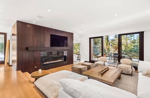 Private 4 Bedroom Estate on exclusive Red Mountain w/ soaring views & Jacuzzi