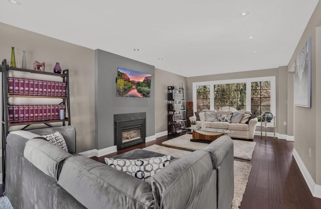 Private 4-bedroom home steps to Lake Ontario