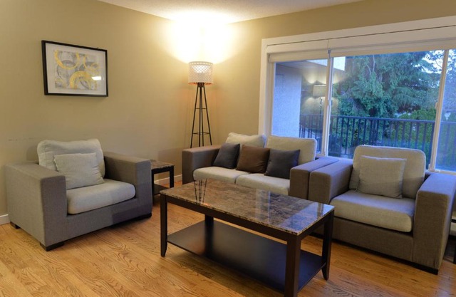 Private 4 bedrooms house with full kitchen & living room