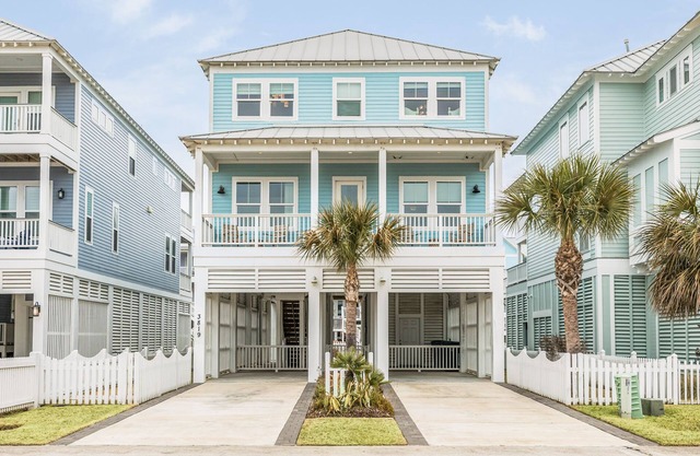 Private 5/4.5 Home Steps from Beach and minutes from Galveston attractions