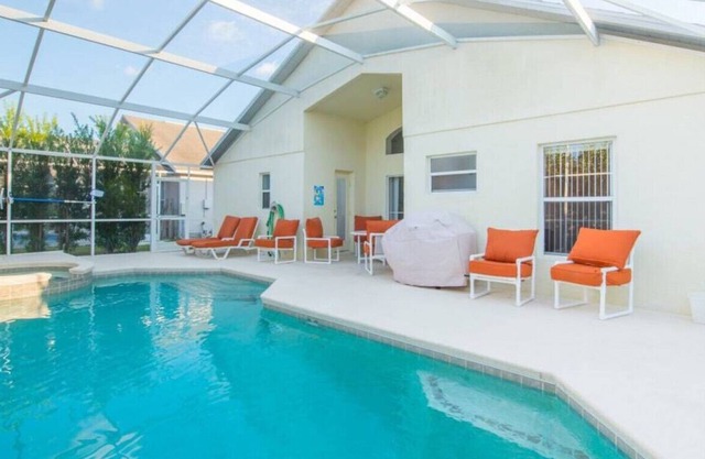 Residencia privada con piscina y sala de juegos