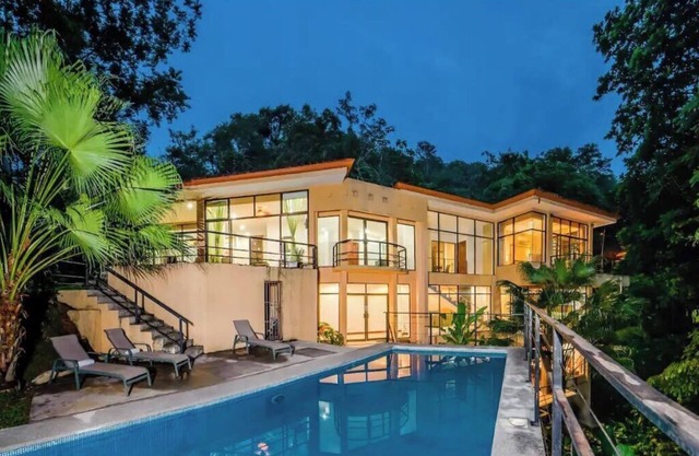Private 5 Bedroom Home with Pool!