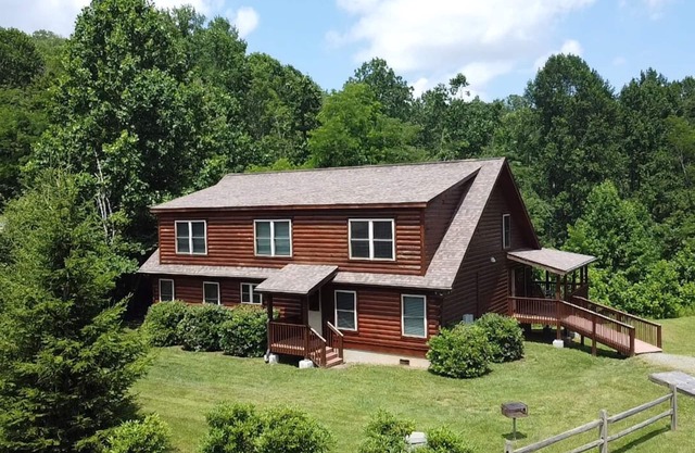 Private 7 bedroom / 6 bathroom log-cabin in Banner Elk, with WiFi,