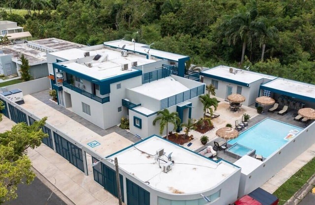 Private 7 Villa/ 16 BR Complex with Pool & Jacuzzi