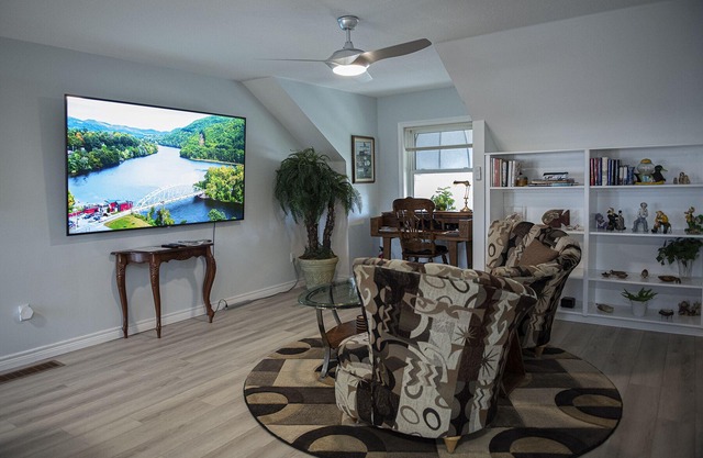 Private 800 sq ft Luxurious apartment/ separate entrance.