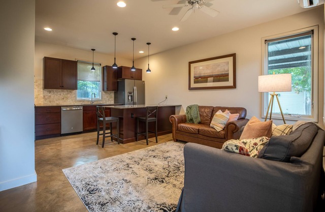 Private 872 sq ft guesthouse, off street parking, walk to UT