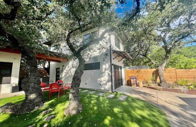 Private Above Garage Suite Close to DT & Airport