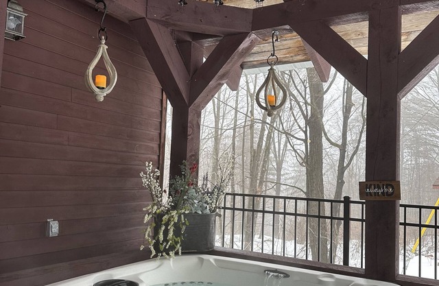 Private Adirondack Getaway. Stunning Fall Foliage. Close to Lake George and VT.