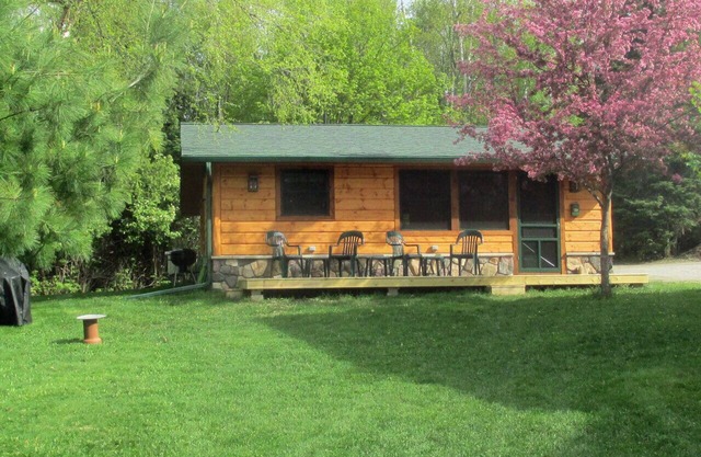 Birch Point Guest Cabin - Privado, espacioso, tranquilo, con aire acondicionado