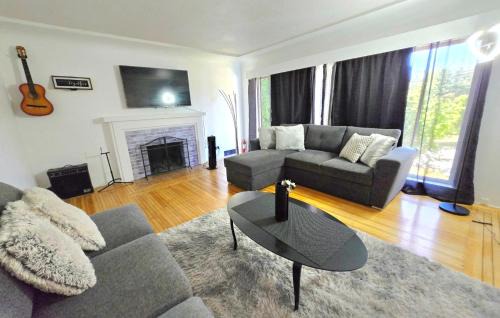 Private Airconditioned 2 Bedroom Home Private Parking