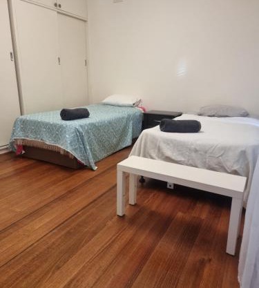 Private and big room with 2 beds Balwyn North