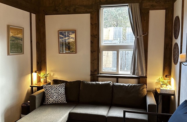 Private and cozy cabin with mountain views! Minutes away from historic Hope BC.