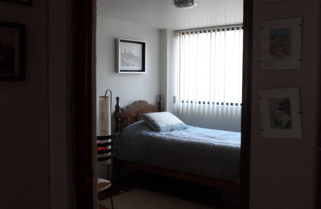 Recámara privada y amueblada, con baño propio en depa amplio cerca de Coyoacán.