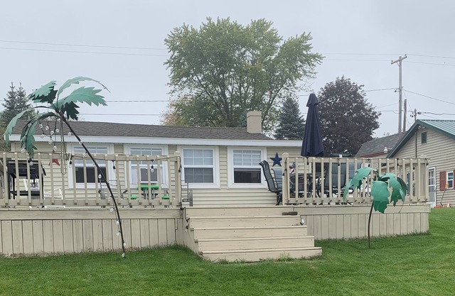 Private and relaxing Four Seasons Cottage on all sports lake with sunrise views!