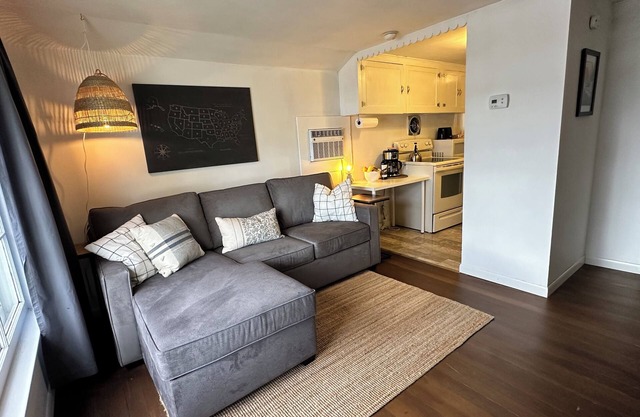 Private and secure stand alone one bedroom close to downtown