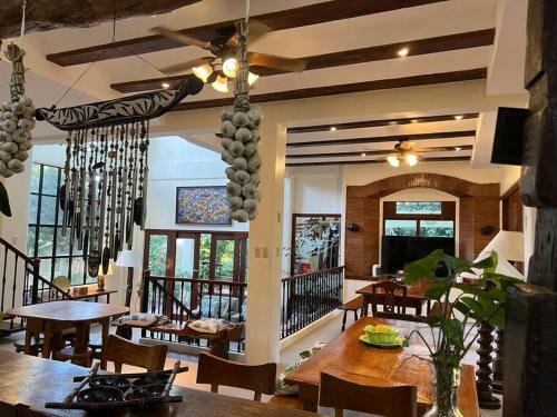 Private and Spacious 4BR 4Bath Villa in Tagaytay , Gated, Near Picnic Grove