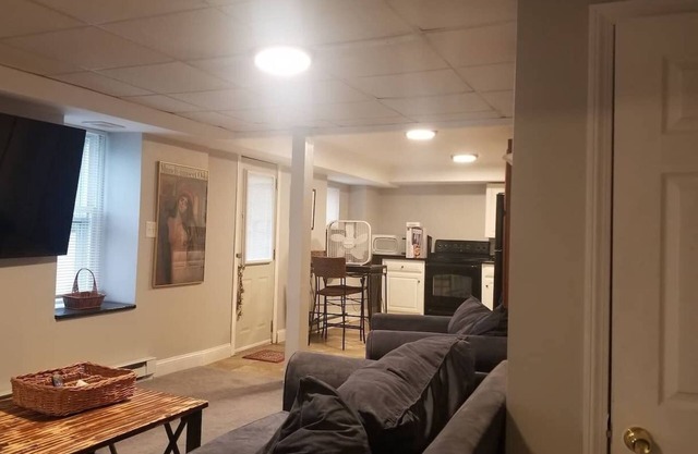 Private Apartment, 15 min walk to downtown Salem