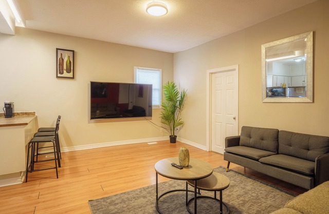 Private Apartment in Byward Market Downtown Ottawa!!