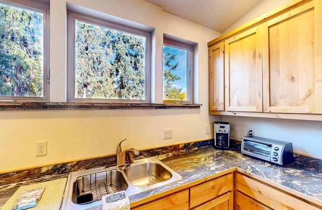 Private apartment near campus & downtown with private W/D & kitchen