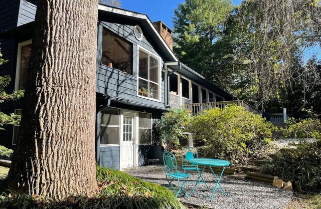 Private Apartment on Beautiful Grounds, Walking Distance to Landrum SC