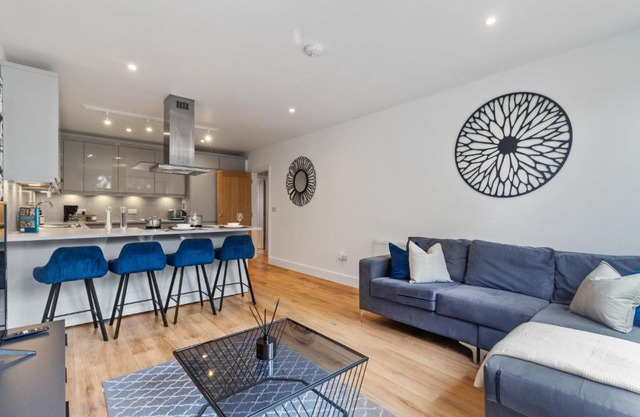 Private Apartments & En-suite Double Rooms - 5 Minute Walk to Hendon Central Station - Reach Central London in just 21 Minutes