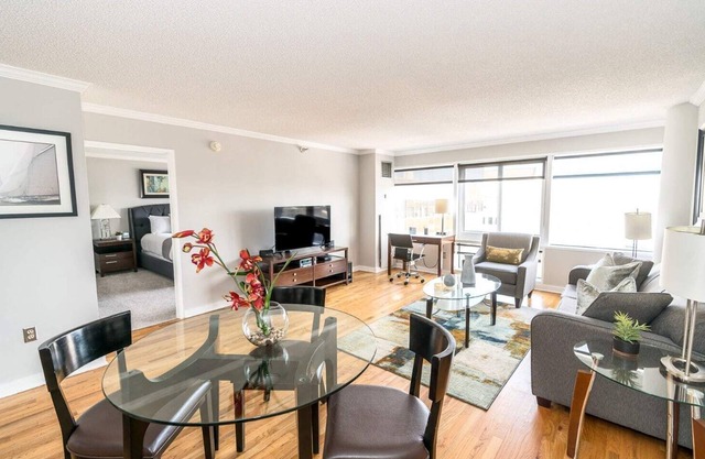 Private Apt Close to Train
