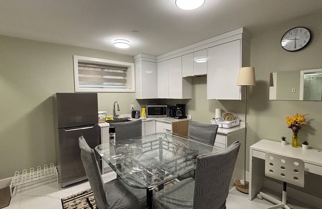 Private Bachelor Suite Close to Downtown, Walking Distance to PNE, Playland,