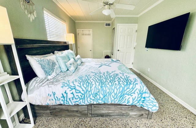 Private Beach Front- Sandy Toes, Sunsets, and Sunshine