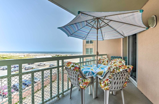 Beach Access: Gem in Seapointe Village Oceanfront