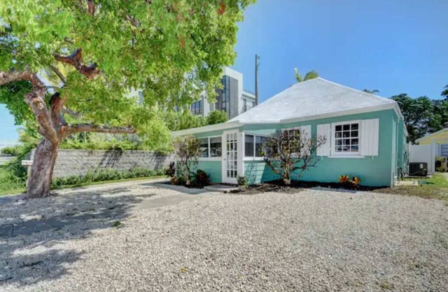 Private Beach Cottage walk steps to the beach, sleeps 6
