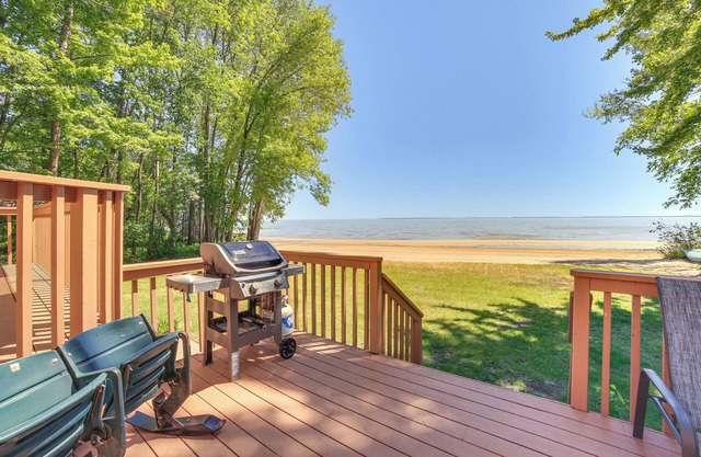 Private Beach & Deck: Spacious Lake Michigan Home