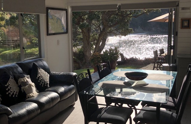 Cabaña de playa privada con rampa para botes en una propiedad costera de 60 acres