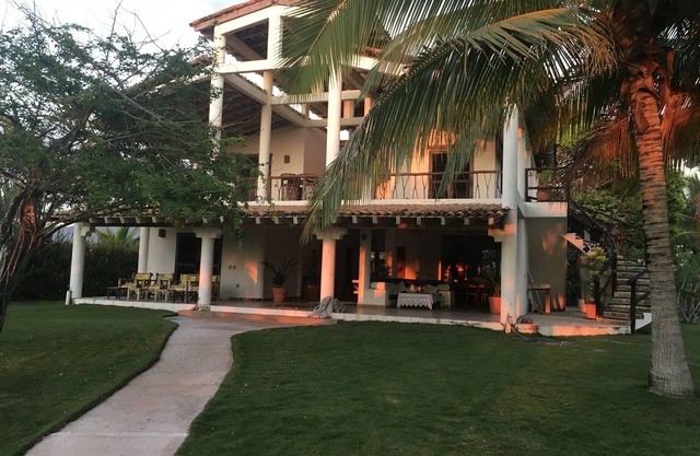 Casa privada frente a la playa. Reconocido destino de surf. Playa la Saladita