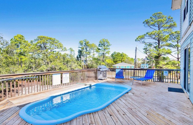 Private Beach-Private Pool-Easy walk to the Beach!