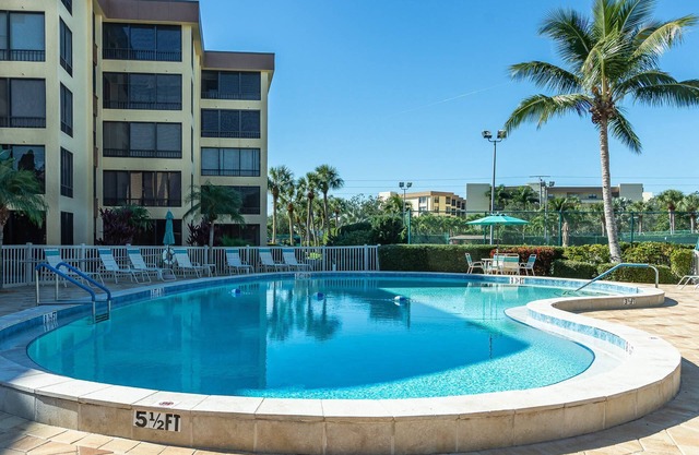 Private Beach | Renovated Bayside Corner Unit | Walk to Turtle Beach | 2 Heated Pools | Tennis!